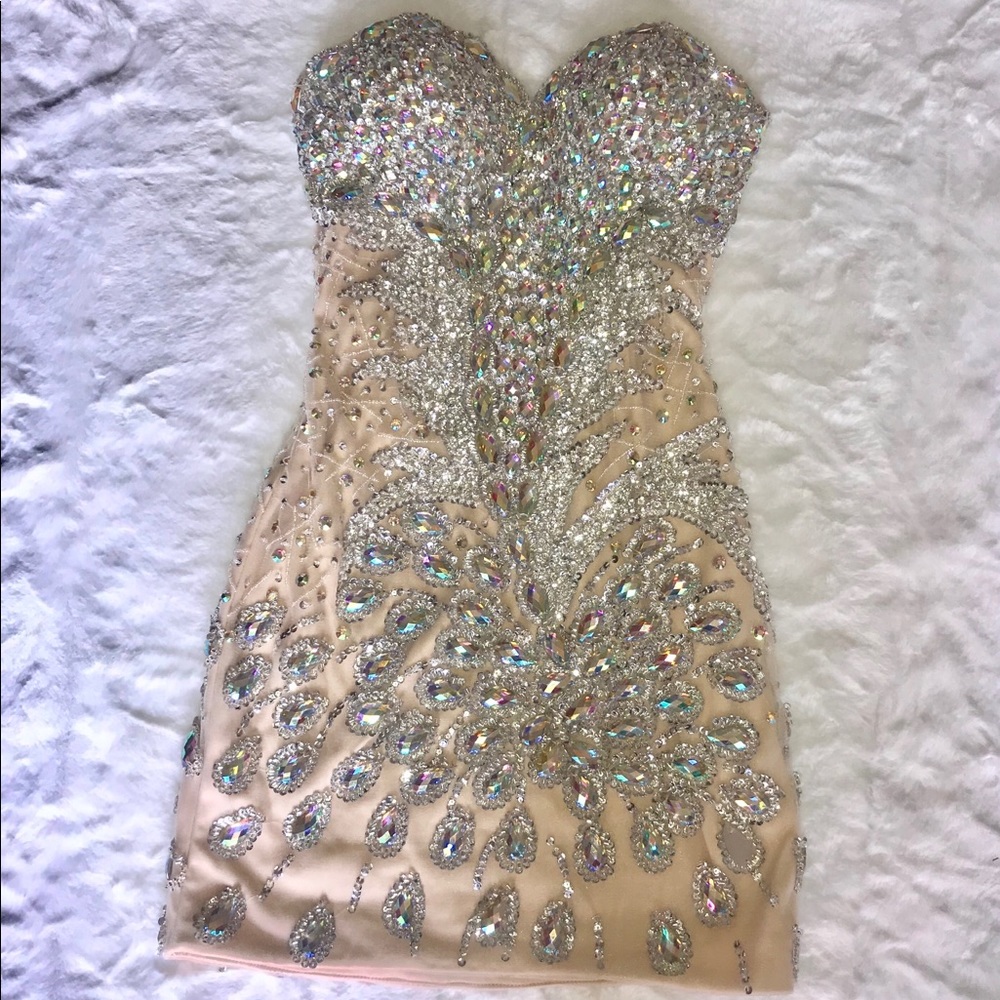 Show stopper! ANGELA & ALISON formal mini dress